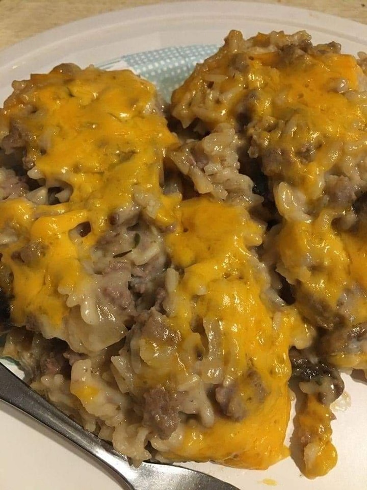 CHEESY GROUND BEEF RICE CASSEROLE