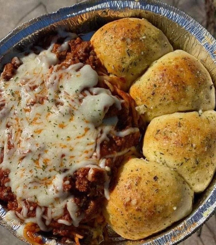 Spaghetti & Stuffed Mozzarella Garlic Bread